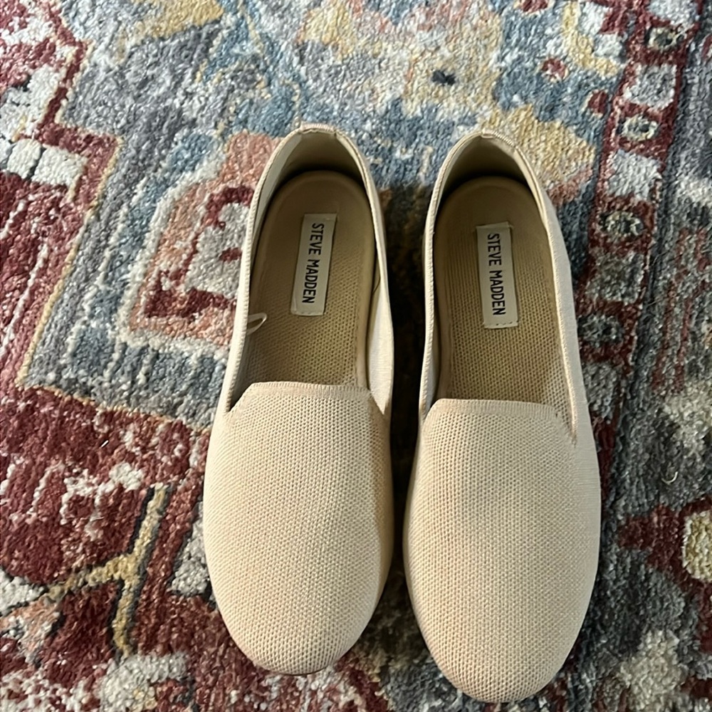 Steve Madden Sabin. Tan Flats | Women's Size 7.5. Excellent condition